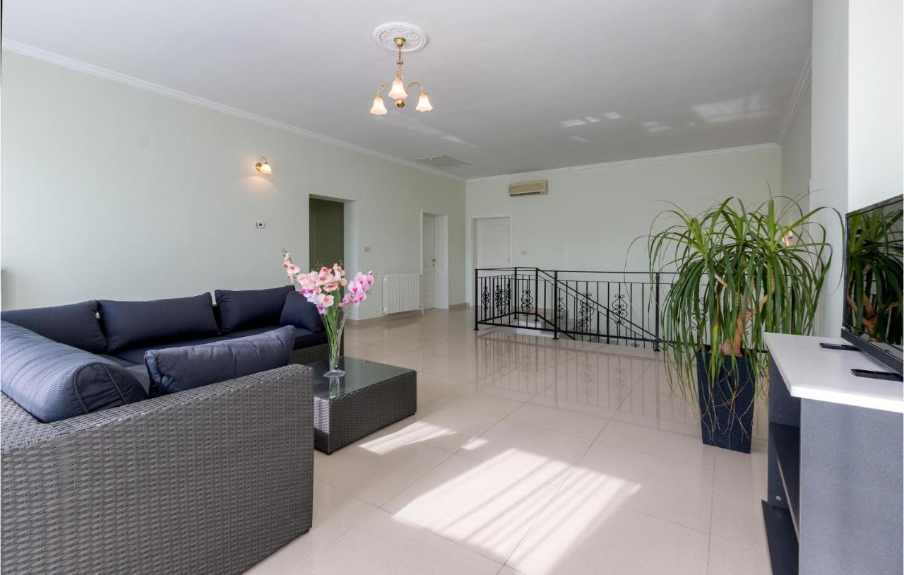 Awesome In With Outdoor Swimming Pool * Pula